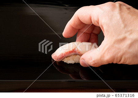 カンパチの鮨を握る板前 カンパチの鮨を握る板前 65371316