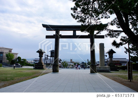 【島根】出雲大社の社殿側から見る鳥居 65371573