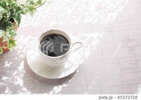 テーブルの上のコーヒーとアイビーの葉 65372720