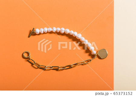 Women's Jewelry. Trendy jewelry on coloured background. Flat lay, top view. 65373152