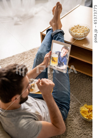 Toasting with friend via telecommunication app Toasting with friend via telecommunication app 65373775