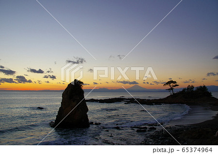 夕暮れの秋谷・立石海岸から富士山を望む（横須賀市） 65374964