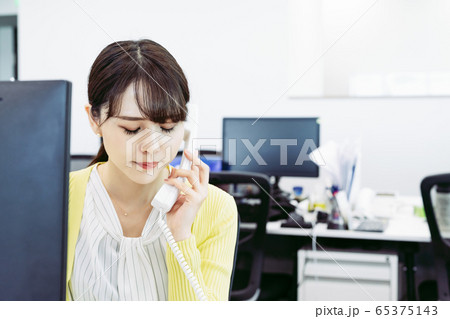 電話応対する女性 電話応対する女性 65375143