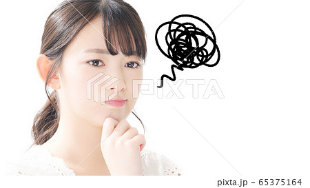 悩む女性 65375164
