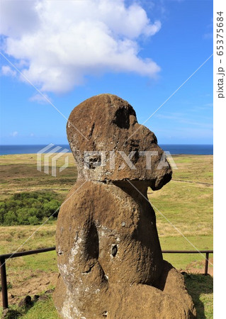 イースター島 足のあるモアイ ラノ ララクの写真素材