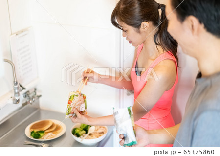 PFCバランス　健康的　ダイエット　男女 65375860