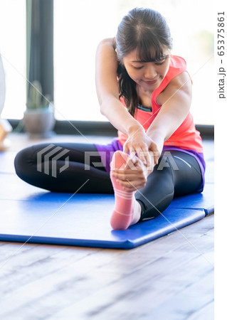 オンライン　ジム　エクササイズ　若い女性 65375861