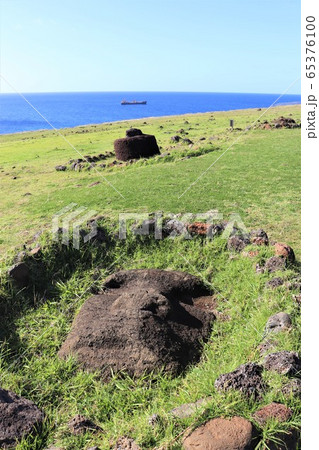 イースター島、風化したモアイ 65376100