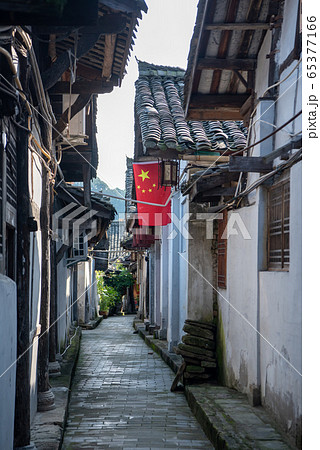 中国の地方都市 閬中の路地裏 五星紅旗 中華人民共和国 国旗 イメージの写真素材