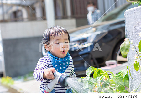 水撒きをする幼児 1歳 男児 水撒きをする幼児 1歳 男児 65377184