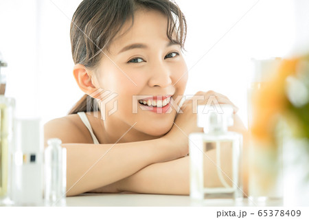 若い きれい 素敵 女性 スキンケア ビューティー コスメ 楽しむ 人物 素材 若い きれい 素敵 女性 スキンケア ビューティー コスメ 楽しむ 人物 素材 65378409