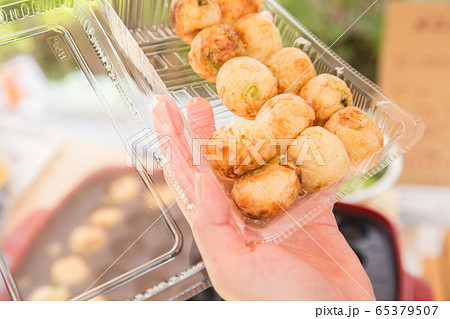 屋外でたこ焼きを焼く手元 屋外でたこ焼きを焼く手元 65379507