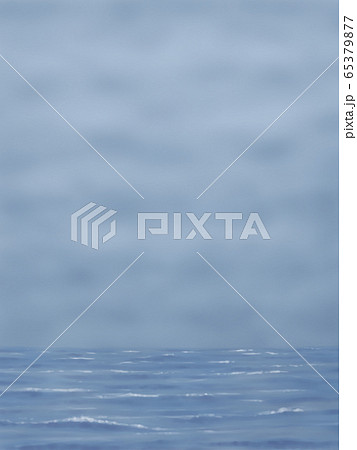 どんより曇り空と海・縦長 65379877