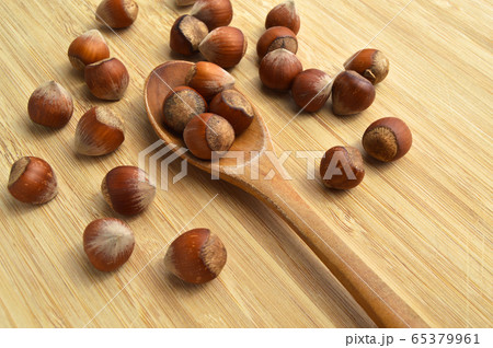Fresh tasty organic hazelnut filbert, on wooden 65379961