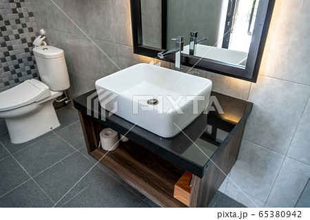 The photo of a white clean sink with the crane 65380942