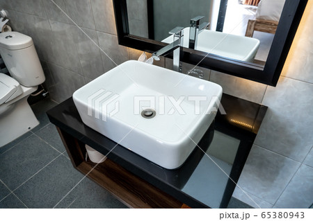 The photo of a white clean sink with the crane The photo of a white clean sink with the crane 65380943
