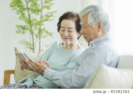 シニア夫婦 スマホ 65382362
