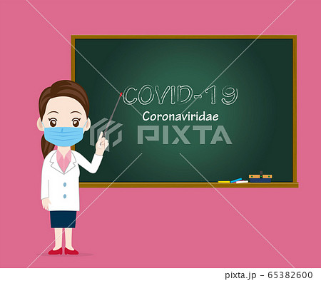 黒板の前で説明をするマスク着用の女性医師医者　女医｜新型コロナウイルス感染症COVID-19 65382600
