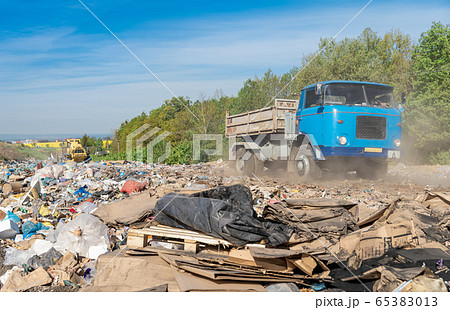 the truck will take the waste to the landfill 65383013