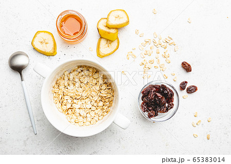 Bowl of oatmeal porridge Bowl of oatmeal porridge 65383014