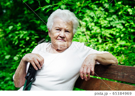 Granny Bench Portrait of old granny on a park bench niceの写真素材 [65384969] - PIXTA
