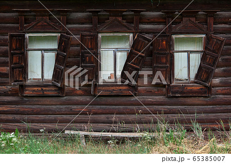 Windows of an old wooden hut in the village Windows of an old wooden hut in the village 65385007