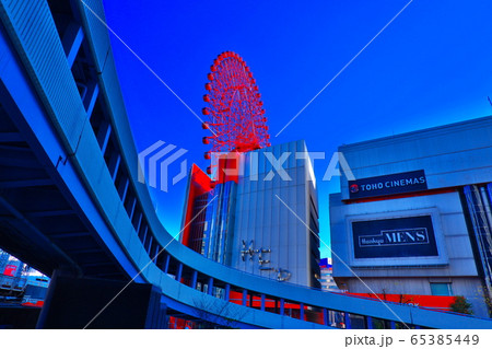 青空と赤い観覧車(大阪・ヘップファイブ) 65385449