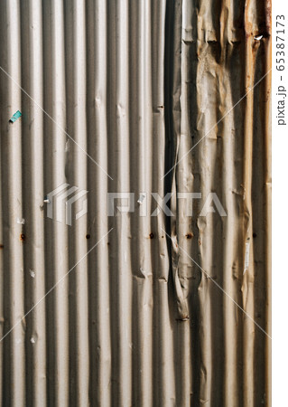 Old brown wavy metal plate wall texture background 65387173