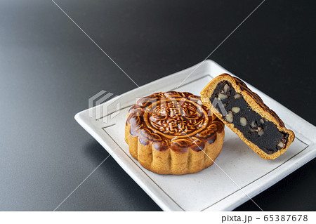 月餅 中華菓子 黒背景 月餅 中華菓子 黒背景 65387678