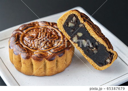 月餅 中華菓子 黒背景 月餅 中華菓子 黒背景 65387679