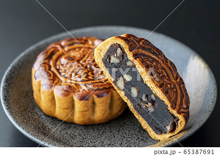 月餅　中華菓子　黒背景 65387691