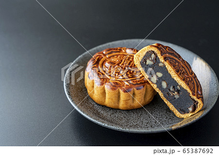 月餅 中華菓子 黒背景 月餅 中華菓子 黒背景 65387692