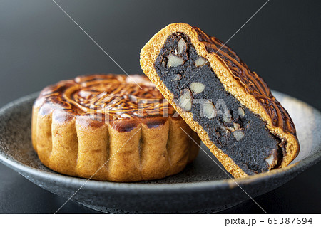 月餅　中華菓子　黒背景 65387694