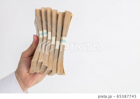 人が札束を持っている　日本　お金　money business gamble 65387745