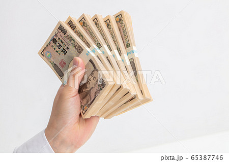 人が札束を持っている 日本 お金 money business gamble 人が札束を持っている 日本 お金 money business gamble 65387746