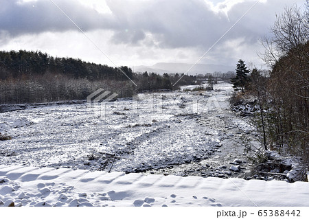 長野県大町温泉郷　鹿島川の雪景色 65388442