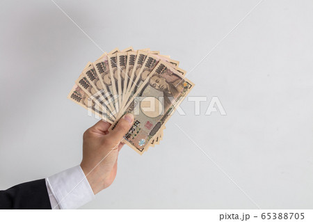 10万円を持っている　お金　給付金　economy コピースペース 65388705
