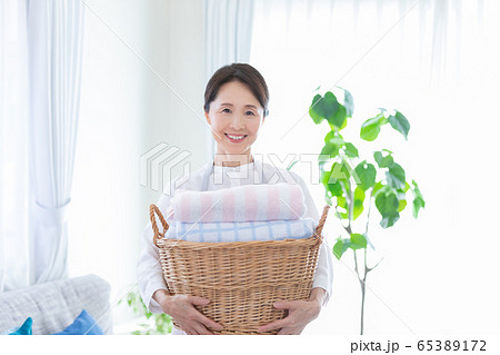 ミドル女性　洗濯物 65389172