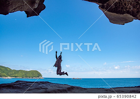 三重県 熊野市 鬼ヶ城 ジャンプする女性 三重県 熊野市 鬼ヶ城 ジャンプする女性 65390842