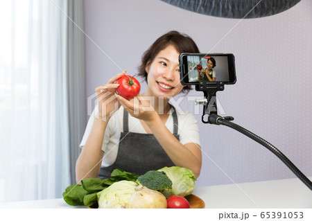 スマートフォンで動画を撮影する女性 スマートフォンで動画を撮影する女性 65391053