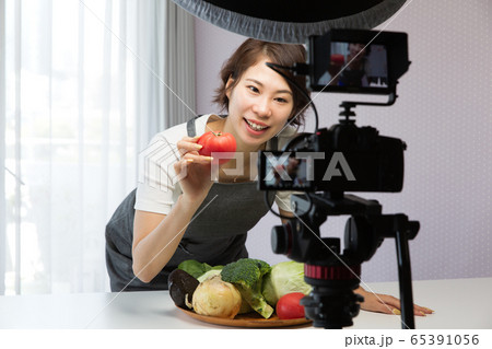 一眼レフカメラで動画を撮影する女性 一眼レフカメラで動画を撮影する女性 65391056