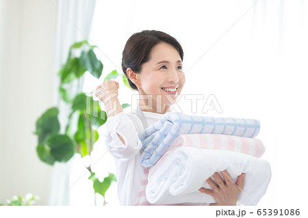 ミドル女性 洗濯物 ミドル女性 洗濯物 65391086