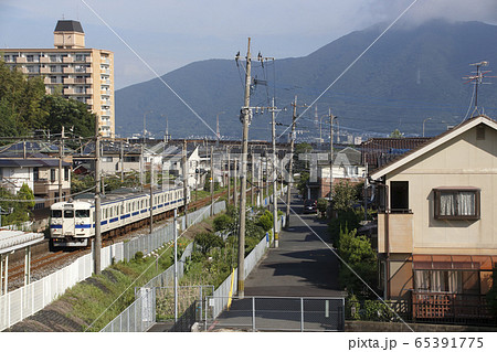朽網駅を発車する、日豊本線415系鋼鉄車 65391775