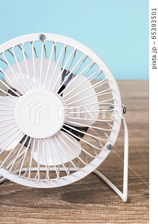 扇風機 風 涼 夏などの写真素材