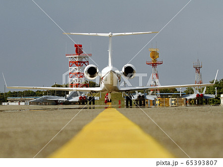 後ろから見たプライベートジェット 65393807