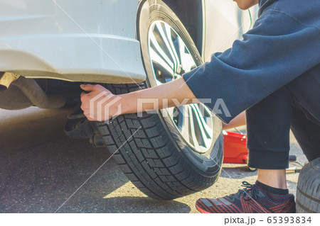 タイヤ交換のシーン / 北海道の冬支度イメージ タイヤ交換のシーン / 北海道の冬支度イメージ 65393834