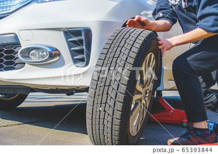 タイヤ交換のシーン / 北海道の冬支度イメージ 65393844