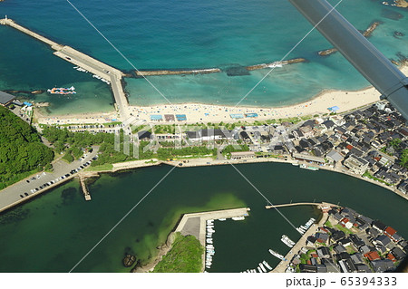 竹野浜と竹野漁港を望む【空撮写真】 65394333