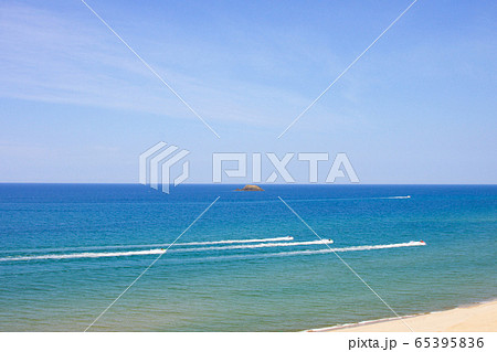 海のレジャー　夏　(水上オートバイ） 65395836