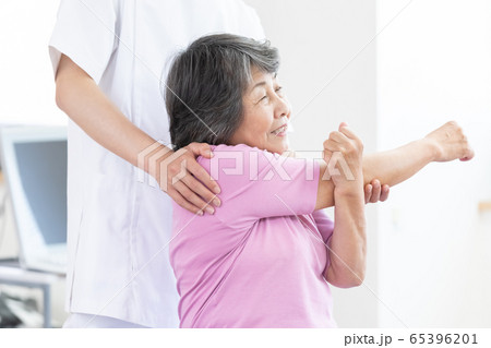 医療　リハビリ　シニア女性とドクター 65396201